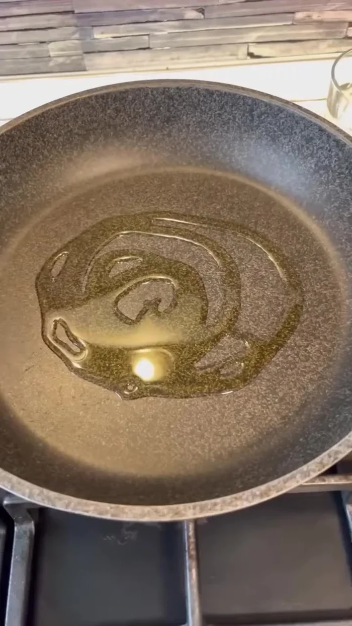In una padella, aggiungere un filo d'olio e uno spicchio d'aglio. Aggiungere il guanciale a cubetti e farlo rosolare.
