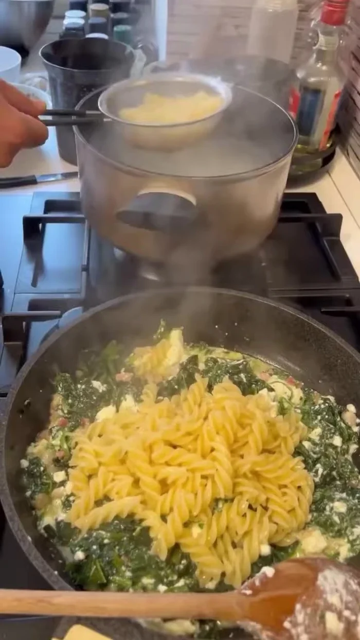 Aggiungere la pasta al condimento e amalgamare.