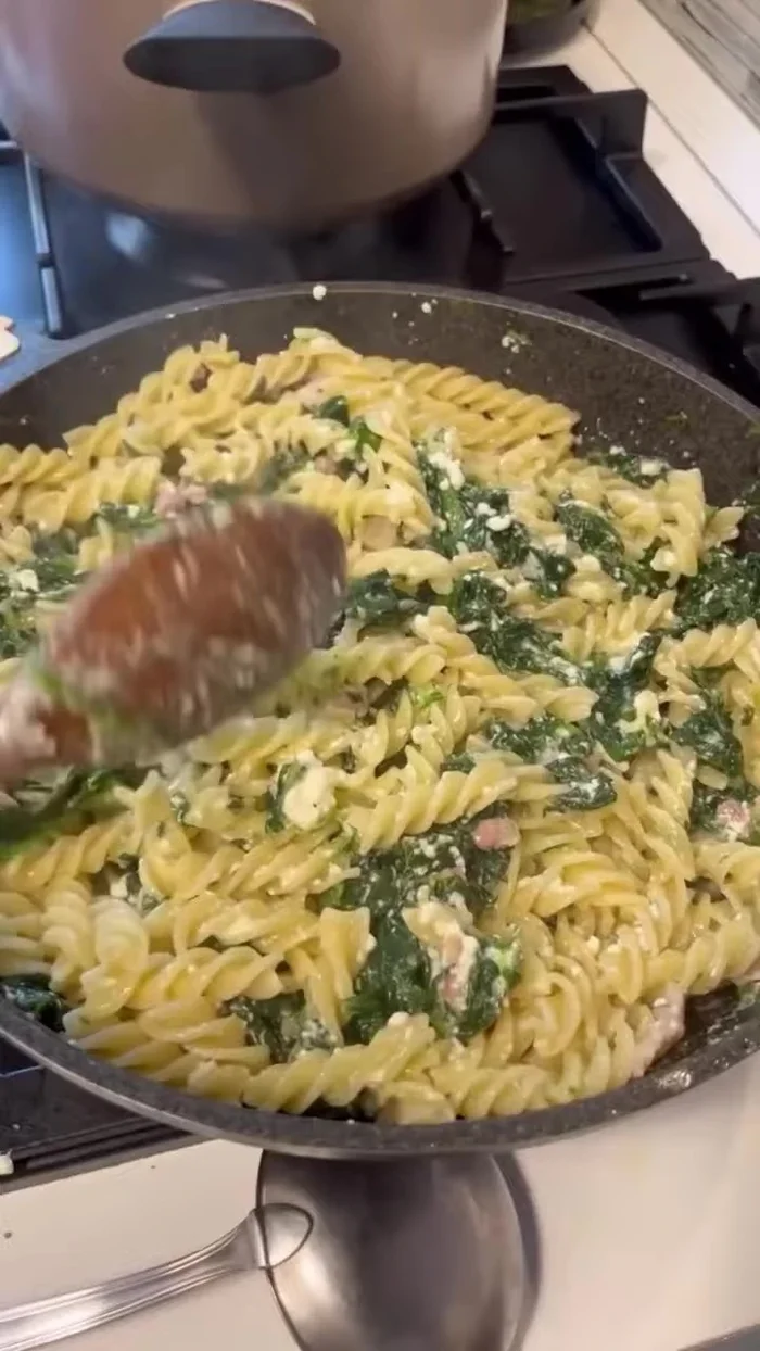 Servire, aggiungendo formaggio grattugiato a piacere.