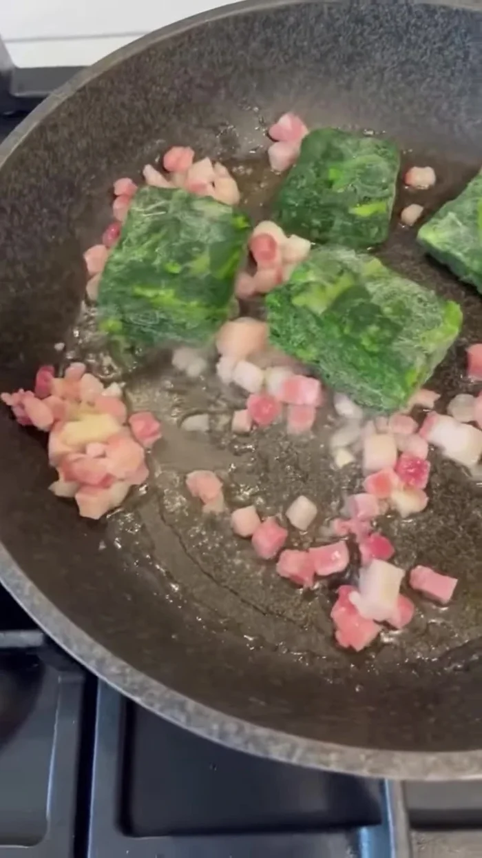 Aggiungere gli spinaci surgelati e cuocere, aggiungendo poca acqua se necessario, a fuoco moderato.