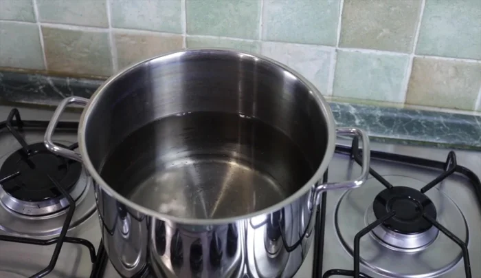 Mettiamo dell'acqua in una pentola sul fornello a bollire senza sale né altro.