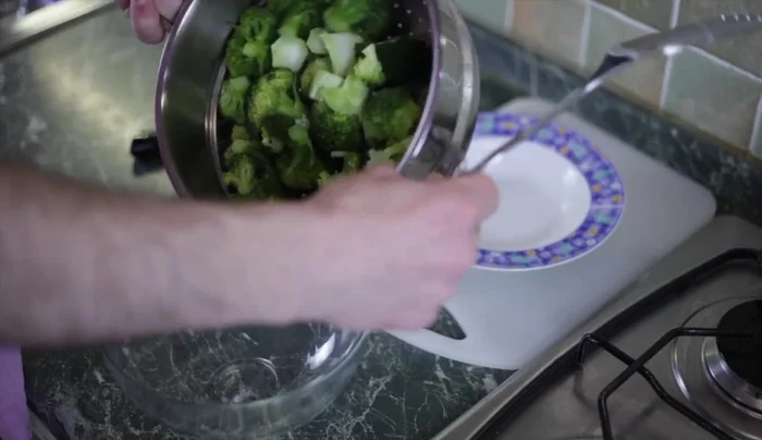 Versiamo i broccoli cotti in una ciotola.