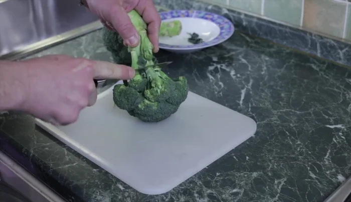 Iniziamo a tagliare i broccoli.