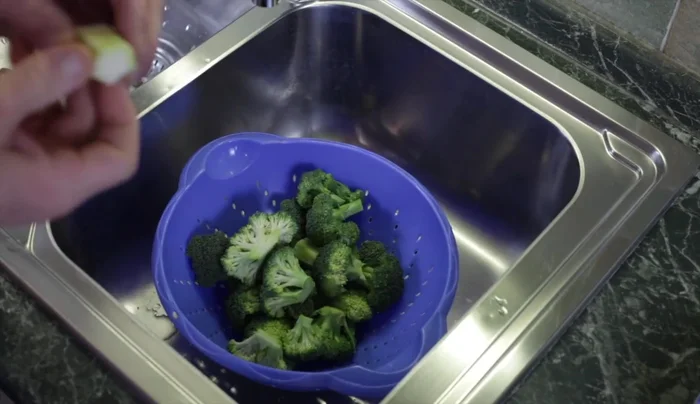 Prendiamo la pentola, mettiamo i broccoli nel cestello per la cottura a vapore.