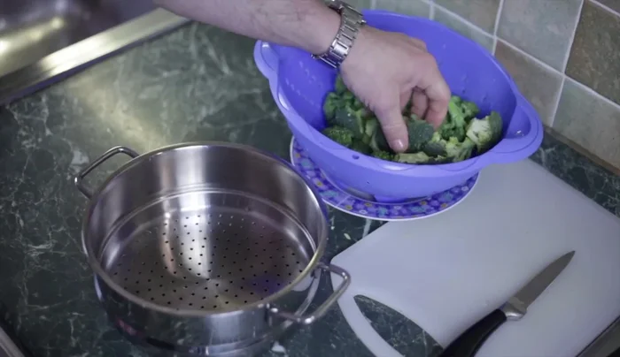 Scoliamo i broccoli.