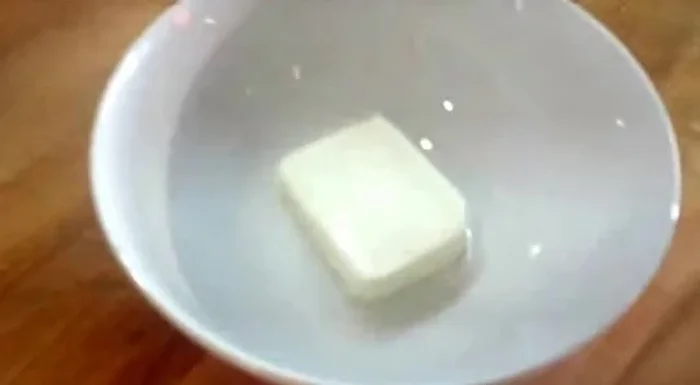 Sciogliere una noce di burro in una ciotolina nel microonde. (54.199)
