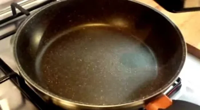 In una padella antiaderente, scaldare un filo d'olio. (58.12)