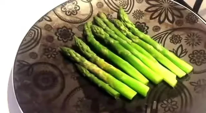 Cospargere gli asparagi con parmigiano grattugiato. (66.32)