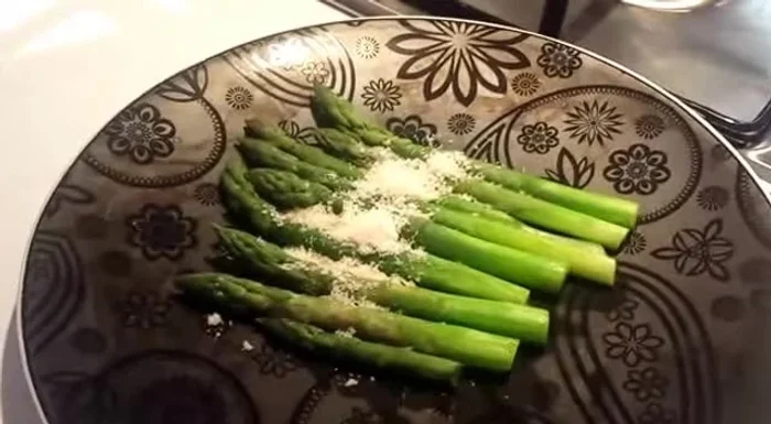 Aggiungere qualche goccia di burro fuso sugli asparagi. (68.28)