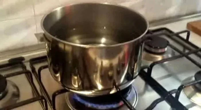 Preparare l'acqua in una pentola per cuocere gli asparagi. (41.2)