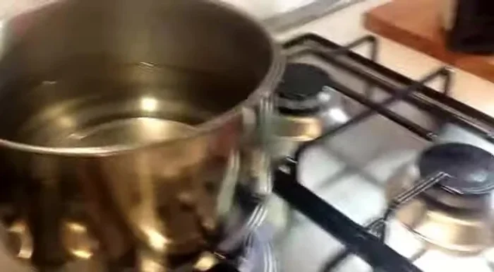Pulire gli asparagi con un pelapatate, eliminando la parte esterna. (46.84)