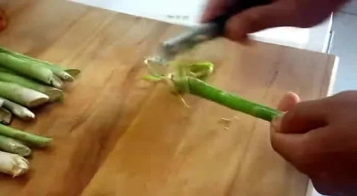 Tagliare la parte più dura dei gambi degli asparagi. (49.32)