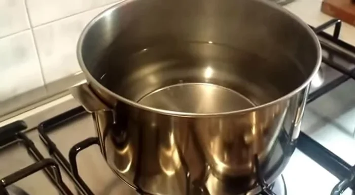 Immergere gli asparagi nell'acqua bollente e cuocere per almeno 5 minuti. (51.16)