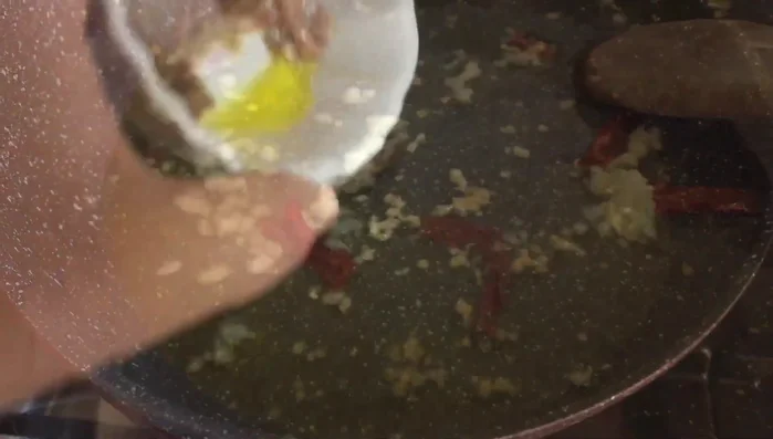 Aggiungete le acciughe sott'olio e fatele sciogliere nell'olio caldo (a fuoco spento per evitare che brucino).