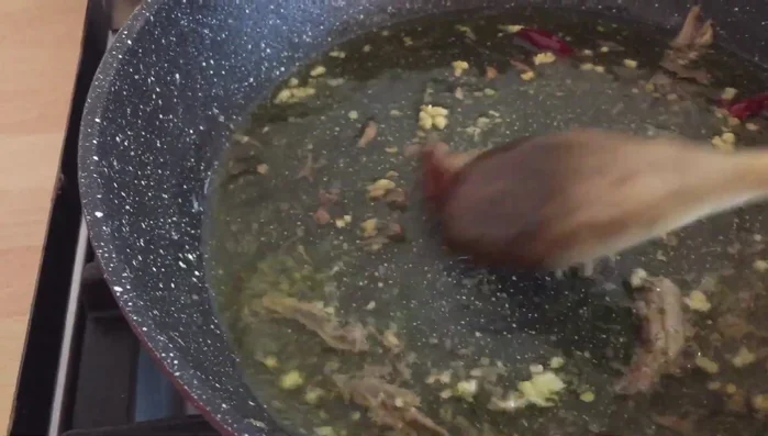 Portate a ebollizione abbondante acqua salata in una pentola capiente.