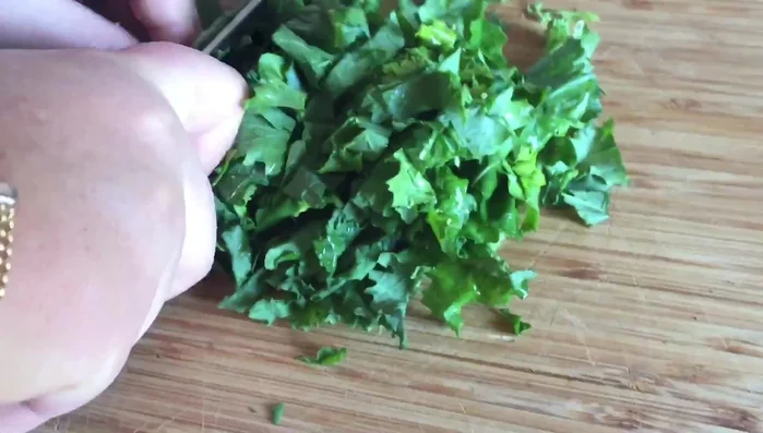 Aggiungete le cime di rapa all'acqua bollente e fatele cuocere finché saranno leggermente scottate.