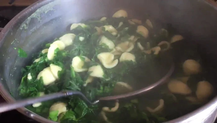 Scolate le orecchiette e le cime di rapa, mantenendo un po' di acqua di cottura.