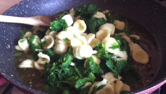 Unite un poco di acqua di cottura della pasta e saltate il tutto a fuoco alto per creare una cremosa emulsione.