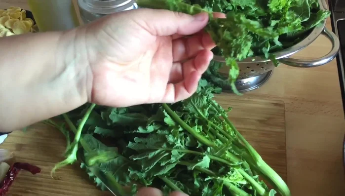Pulite le cime di rapa: sfilare le foglie e tagliare le infiorescenze. Lavatele accuratamente sotto acqua corrente ed asciugatele.