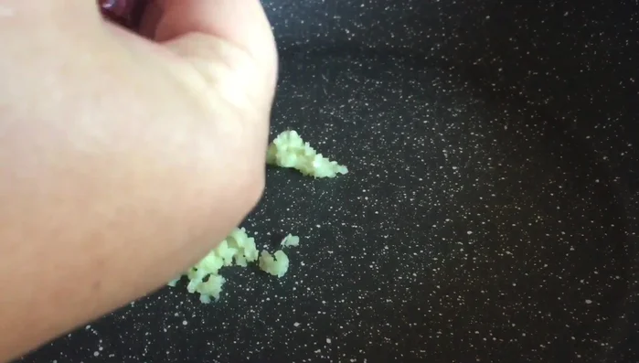 In un tegame, rosolate l'aglio, il peperoncino e l'olio extravergine di oliva a fuoco molto basso fino a quando l'aglio sarà leggermente dorato.