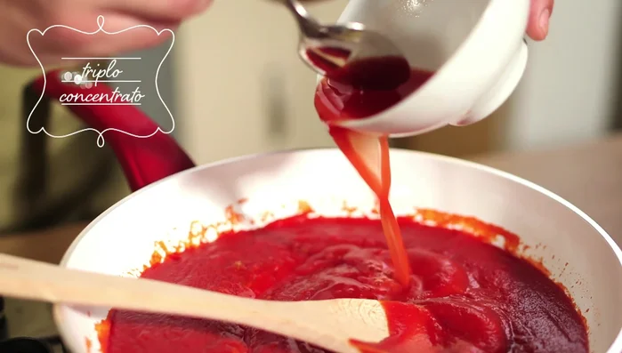 Cuocere il sugo per circa 7-8 minuti.