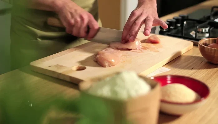 Tagliare il petto di pollo a cubetti di dimensioni uniformi.