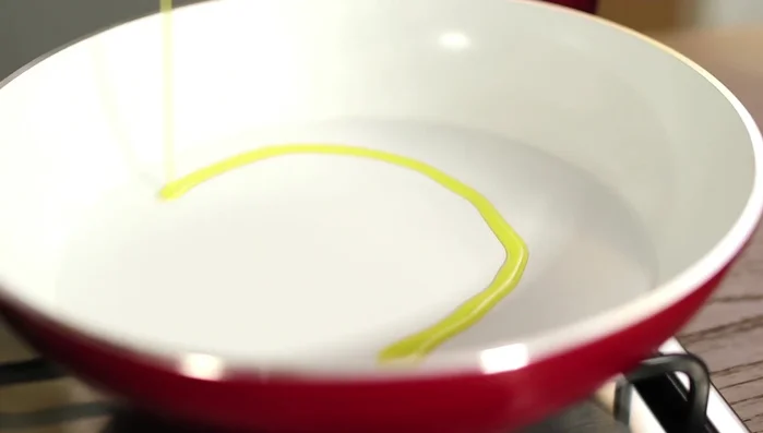 Per il sugo: soffriggere sedano, carota e cipolla tritati finemente.