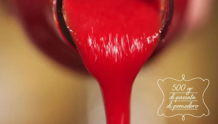 Aggiungere la passata di pomodoro e un cucchiaio di triplo concentrato di pomodoro sciolto in poca acqua calda.