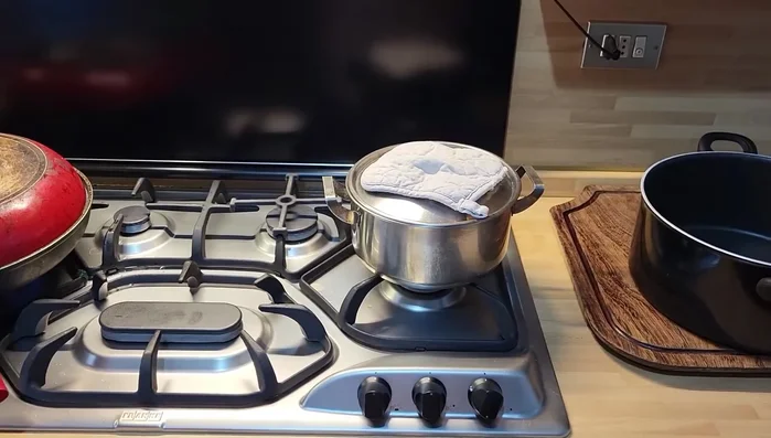 Tostare il riso in pentola con un po' d'olio (senza cipolla).