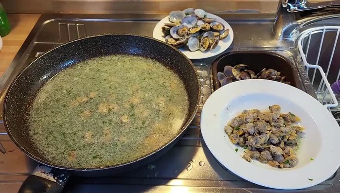 Aggiungere il brodo di vongole al riso tostato.