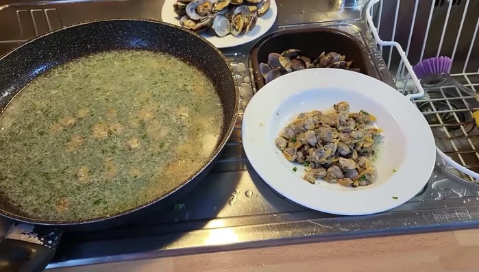 Completare la cottura del riso con il brodo vegetale.