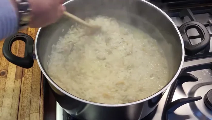 Sfumare il riso con abbondante vino bianco.