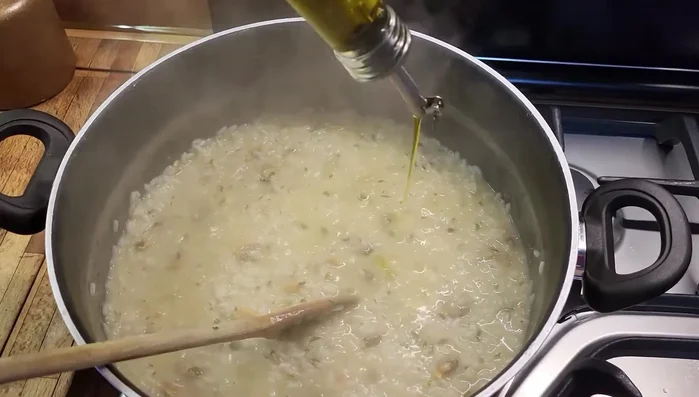 Mantecare il riso con olio extravergine di oliva (senza parmigiano né burro).