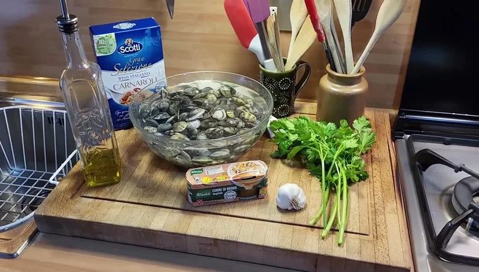Mettere il brodo vegetale a scaldare. Tritare il prezzemolo.