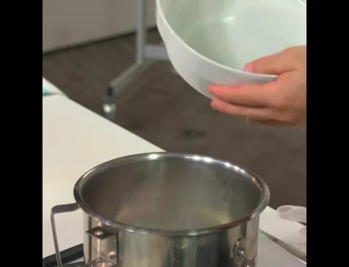Preparare la crosta di sale: In una planetaria (o a mano), mescolare sale grosso, sale fino, albumi e aceto. L'aceto aiuta la coagulazione e rende l'impasto più friabile.