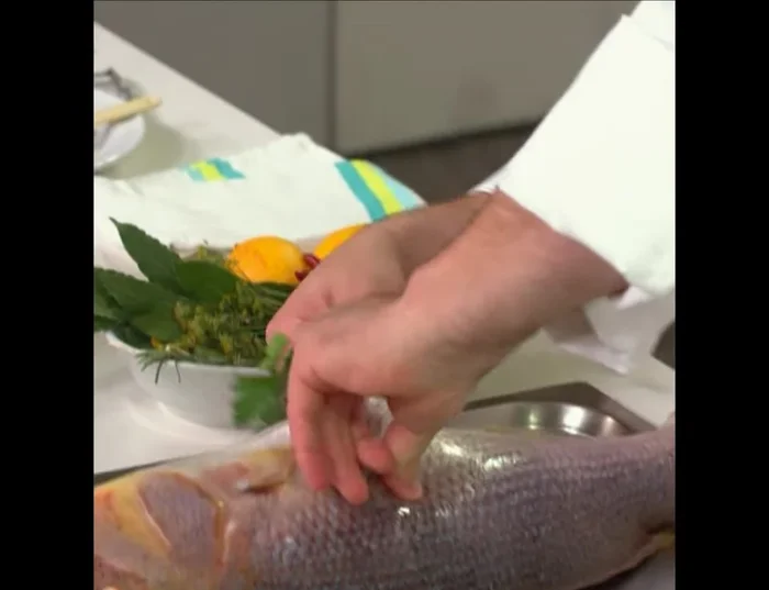 Riempire la pancia del pesce: Inserire all'interno del pesce rosmarino, spicchi d'aglio e prezzemolo. Aggiungere le scorzette di limone (evitare il succo e l'albedo).
