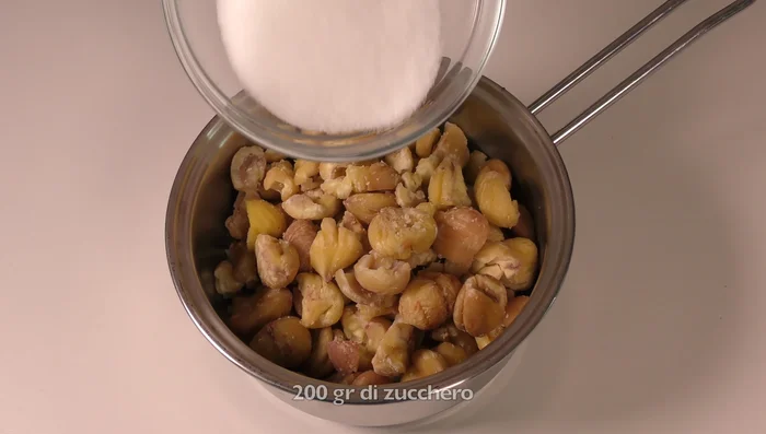 In una casseruola, unire 200g di zucchero, 400ml di latte e le castagne. Cuocere a fiamma bassa per 30 minuti o fino a completo assorbimento del latte. (113.54)