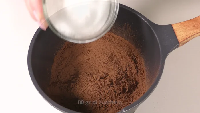 Preparare la crema di cioccolato: in una casseruola, unire 50g di cacao amaro, 80g di zucchero, 100g di cioccolato fondente spezzettato e 100ml di latte. Cuocere a fiamma bassa fino a sciogliere tutti gli ingredienti. (199.95)