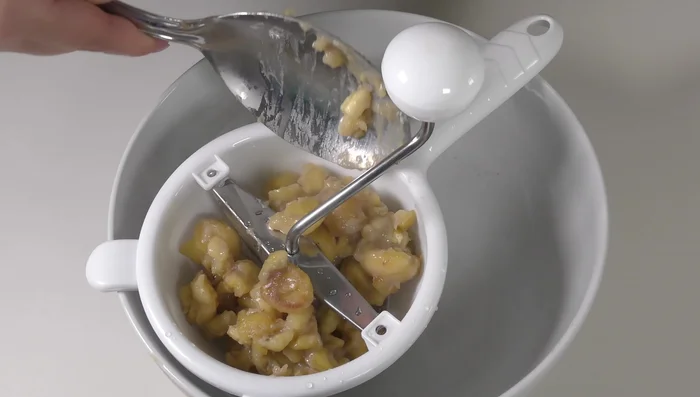 Preparare la farcia: passare le castagne cotte nel passaverdure. Aggiungere 100g di ricotta, la crema di cioccolato e 50ml di liquore. Mescolare bene. (229.09)