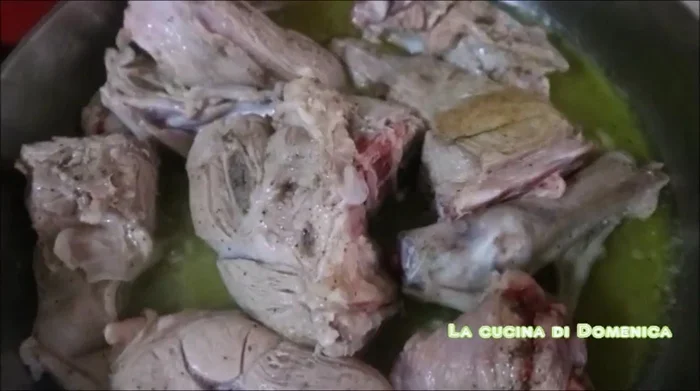 Estrarre la teglia dal forno, aggiungere i piselli e girare i pezzi di agnello.
