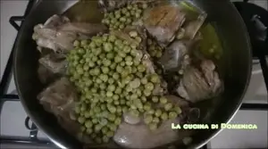 Agnello con Piselli alla Napoletana: Ricetta Veloce e Gustosa