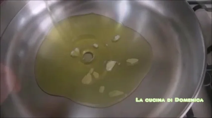 Schiacciare l'aglio (o tritare la cipolla).