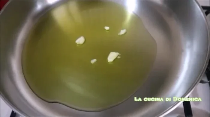 In una teglia, scaldare leggermente l'olio a fuoco lento.