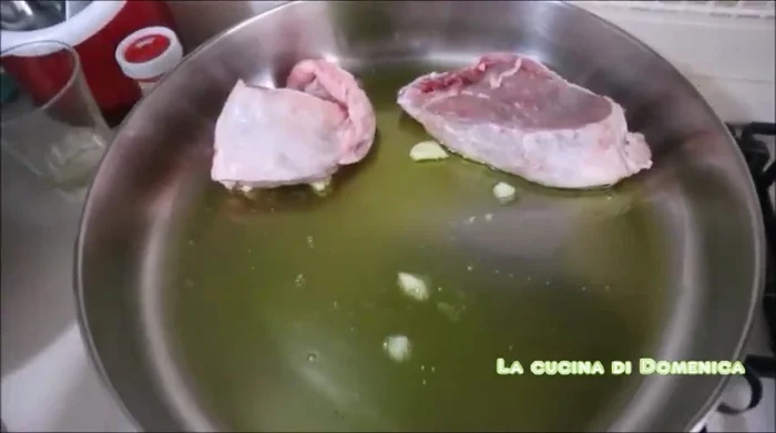 Aggiungere l'agnello e farlo rosolare da entrambi i lati.