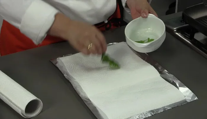 Opzionale: Per una cottura più uniforme e per mantenere il pesce umido, coprire la piastra con carta da alluminio e carta da cucina inumidita, evitando così di rigirare troppo il pesce.