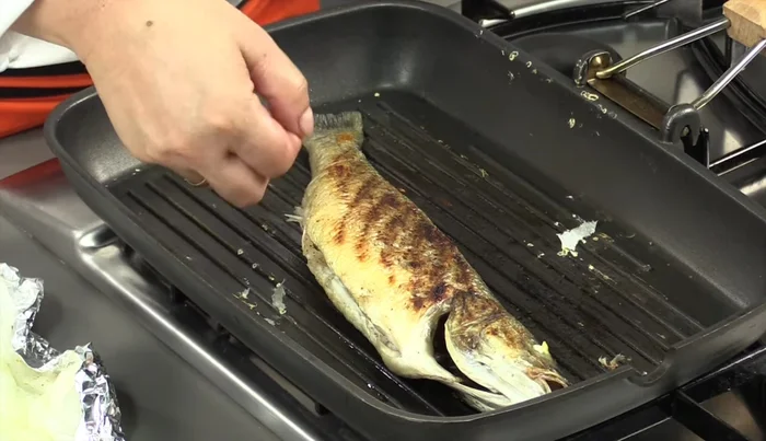 Verificare la cottura: tirare la spina anale. Se è pulita, il pesce è pronto.
