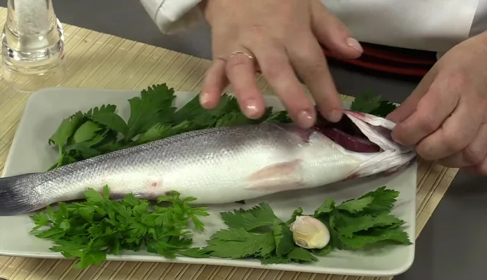 Pulire la spigola eliminando pinne, visceri e branchie. Risciacquare bene sotto acqua corrente. Le squame non vanno rimosse per le cotture alla griglia/piastra.