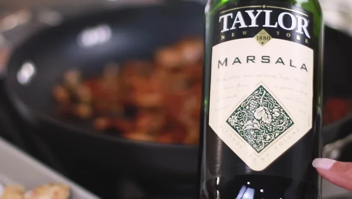 Aggiungere il vino Marsala e il brodo di pollo. Lasciare sobbollire per far evaporare l'alcol.
