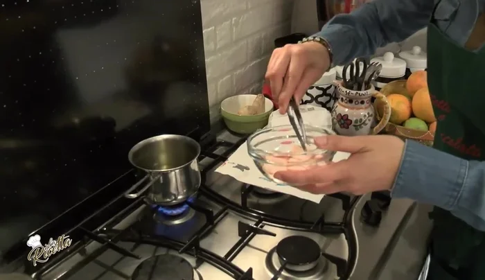 Scaldare abbondante olio in una padella. Verificare la temperatura dell'olio immergendo una fetta di zucca: se sale subito in superficie, l'olio è pronto.