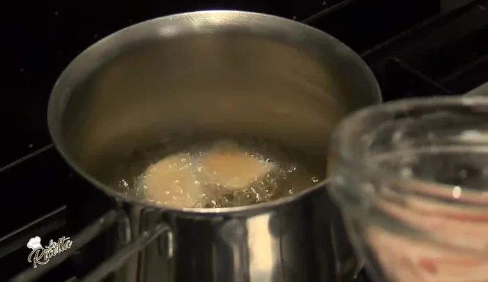 Friggere le chips di zucca in piccole quantità, per evitare di abbassare la temperatura dell'olio. La cottura è velocissima, grazie allo spessore sottile delle fette.